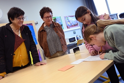 deux adultes et deux enfants dont une qui vote - Agrandir l'image, fenêtre modale
