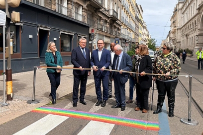un groupe qui coupe un ruban inaugural devant un passage piéton arc-en-ciel - Agrandir l'image, fenêtre modale