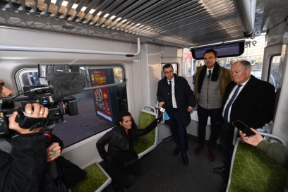 plusieurs personnes interviewées ans un tramway - Agrandir l'image, fenêtre modale