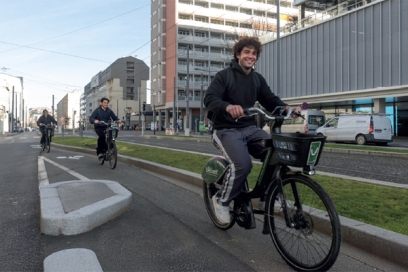 3 jeunes à vélo sur un piste cyclable le long d'une voie de tramway - Agrandir l'image, fenêtre modale