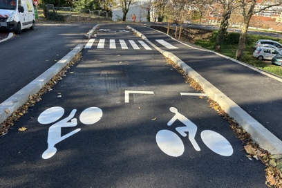 rue avec piste cyclable bidirectionnelle - Agrandir l'image, fenêtre modale