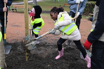 Plantation d'arbres par les enfants de l'école Molina au parc Jean Marc - Agrandir l'image, fenêtre modale