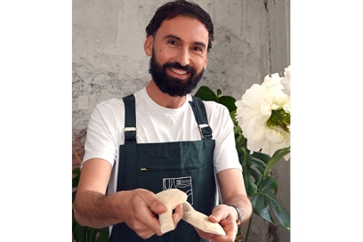 un homme souriant qui tient un objet dans les mains - Agrandir l'image, fenêtre modale
