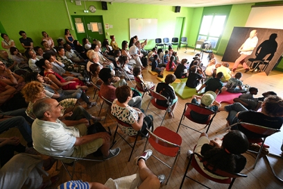 un groupe assis qui assiste à un spectacle - Agrandir l'image, fenêtre modale