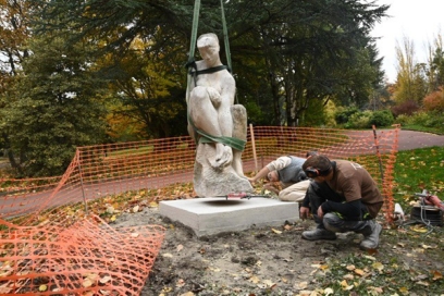 deux hommes qui déplacent une statue - Agrandir l'image, fenêtre modale