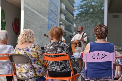 personnes âgées assis face à un musicien - Agrandir l'image, fenêtre modale