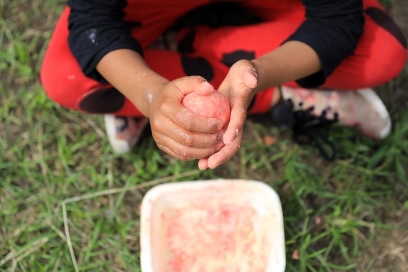 enfant qui joue avec de la pâte à modeler - Agrandir l'image, fenêtre modale