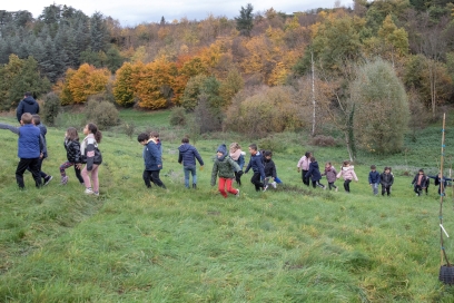 enfants dans un espace vert qui plantent des arbres - Agrandir l'image, fenêtre modale