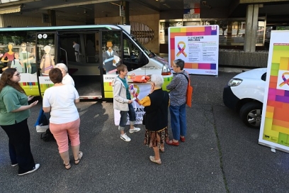 bus de sensibilisation - plan cancer - Agrandir l'image, fenêtre modale