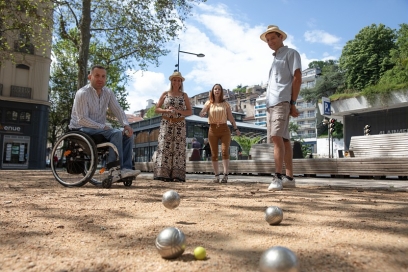 un groupe qui joue à la pétanque dont une personne en fauteuil roulant - Agrandir l'image, fenêtre modale