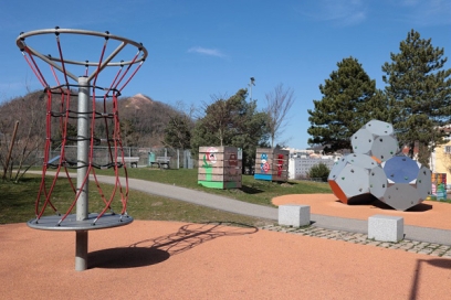 Jeux pour enfants installés dans le parc urbain Jean Ferrat - Agrandir l'image, fenêtre modale