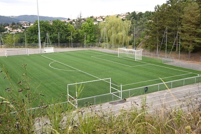 terrain de football avec une pelouse bien verte - Agrandir l'image, fenêtre modale