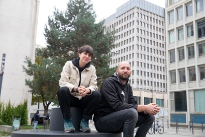 deux personnes assisses sur un banc - Agrandir l'image, fenêtre modale