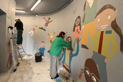 plusieurs personnes qui peignent sur les murs d'un hall - Agrandir l'image, fenêtre modale