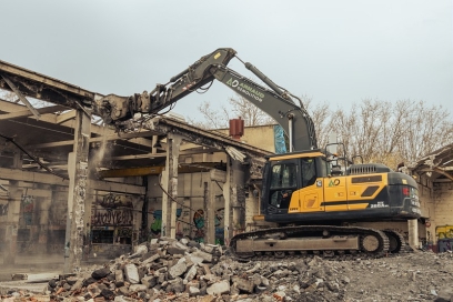 bâtiment en friche en cours de démolition avec un engin de chantier - Agrandir l'image, fenêtre modale