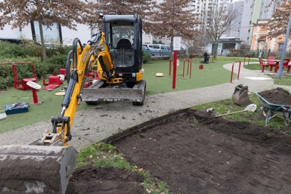 engin de chantier dans un parc urbain avec des agrès - Agrandir l'image, fenêtre modale