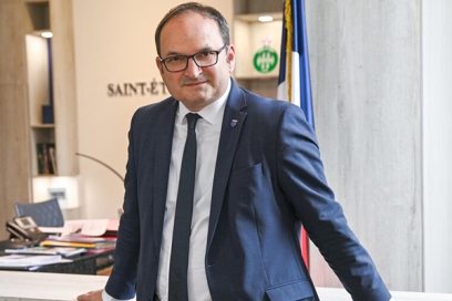 un homme debout en costume - Agrandir l'image, fenêtre modale