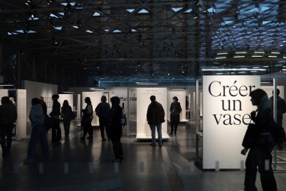 un groupe qui regarde une exposition "Créer un vase" - Agrandir l'image, fenêtre modale