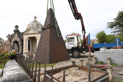 chantier de dépose d'un monument dans un cimetière - Agrandir l'image, fenêtre modale