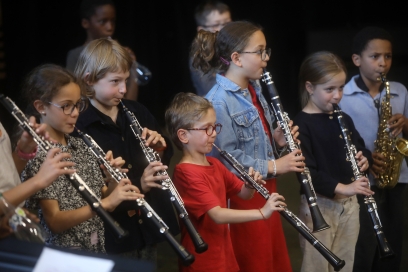 enfants qui jouent avec des instruments de musique - Agrandir l'image, fenêtre modale