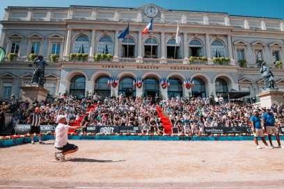 des joueurs de pétanque avec une tribune pleine de public - Agrandir l'image, fenêtre modale