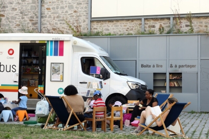 un minbus et un groupe sur des chaises longues en train de lire - Agrandir l'image, fenêtre modale