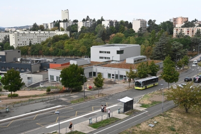 bâtiment neuf au bord d'une route - Agrandir l'image, fenêtre modale
