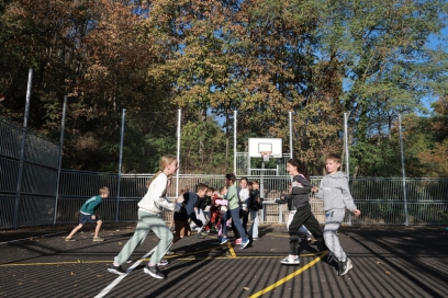 des enfants qui jouent dans un terrain de sport - Agrandir l'image, fenêtre modale