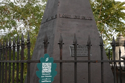 signalétique en forme de feuille avec un QR code devant une tombe - Agrandir l'image, fenêtre modale