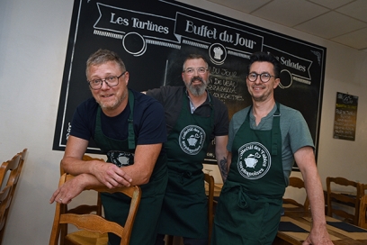 3 hommes avec le tablier du collectif des tables stéphanoises - Agrandir l'image, fenêtre modale