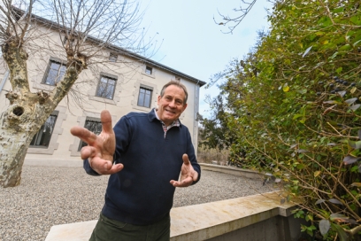 Thierry Delorme devant son projet d'habitat partagé - Agrandir l'image, fenêtre modale