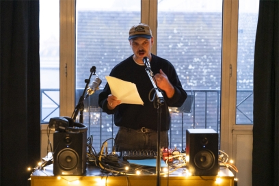 un homme qui prononce un texte écrit sur une feuille - Agrandir l'image, fenêtre modale