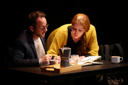 un homme et une femme qui discutent - Agrandir l'image, fenêtre modale