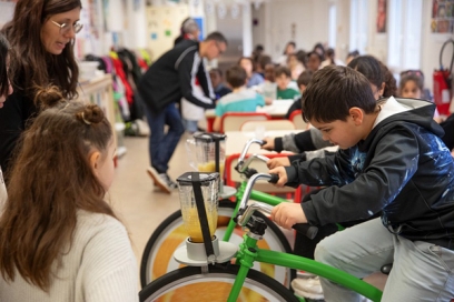 Animation vélo smoothies pour les élèves de l'école Vivaraize - Agrandir l'image, fenêtre modale