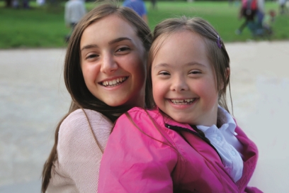 une femme et une enfant handicapée toutes les deux souriantes - Agrandir l'image, fenêtre modale