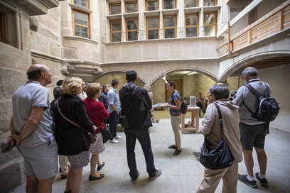 un groupe qui visite une maison médiévale - Agrandir l'image, fenêtre modale