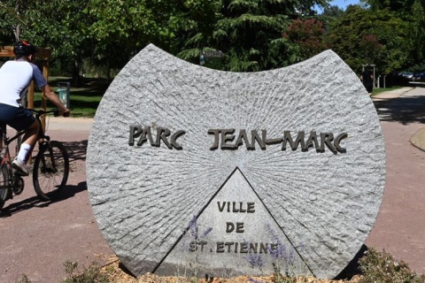 vététistes passant devant la stèle "Parc Jean-Marc"