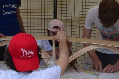 jeunes construisant une maquette de pont en bois