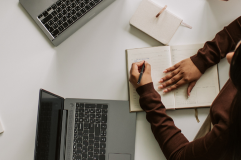 un homme et une femme qui travaillent
