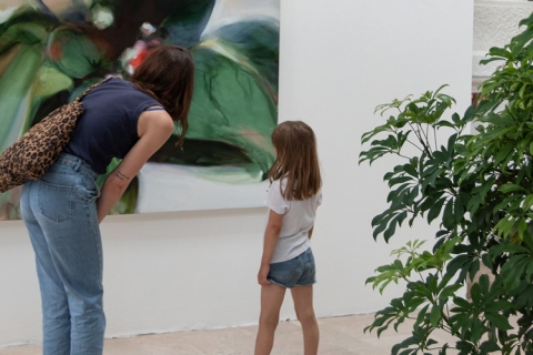 Une femme et une jeune fille qui regardent un tableau