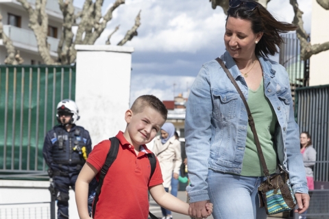 une femme et un enfant en présence de la police municipale