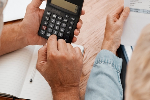 seniors qui font des démarches administratives