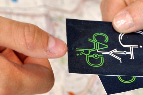 une personne qui donne une carte "city card" à une autre personne