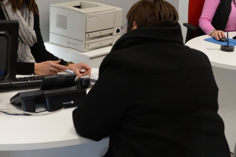 2 agents d'accueil au bureau, en face d'une femme
