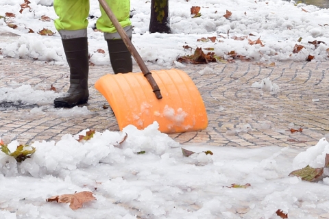 déneigement avec des pelles par trois personnes