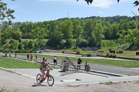 parc urbain avec des enfants qui jouent
