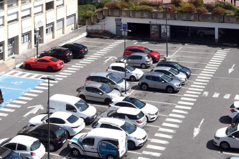 voitures stationnées sur un parking