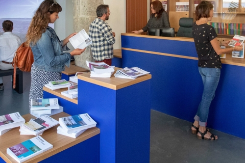 un groupe de personnes consultant des documents touristiques