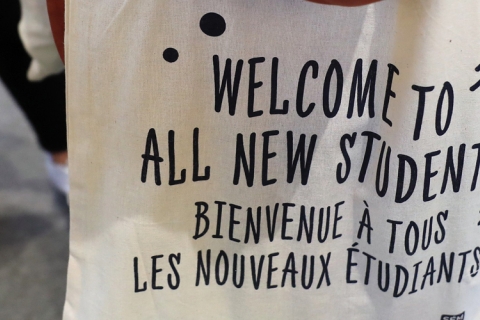 sac avec la mention "welcome to all student"