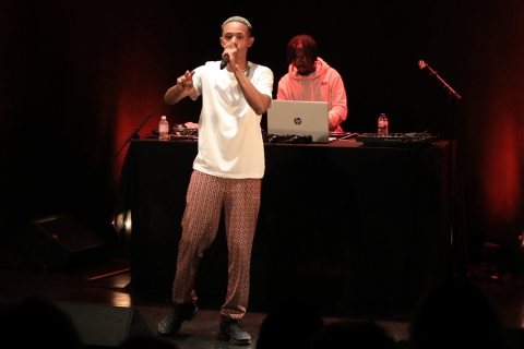 groupe de musiciens sur scène